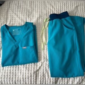 FIGS Scrubs - Teal Blue - XS Caterina Top & S high waisted Cargo Pants